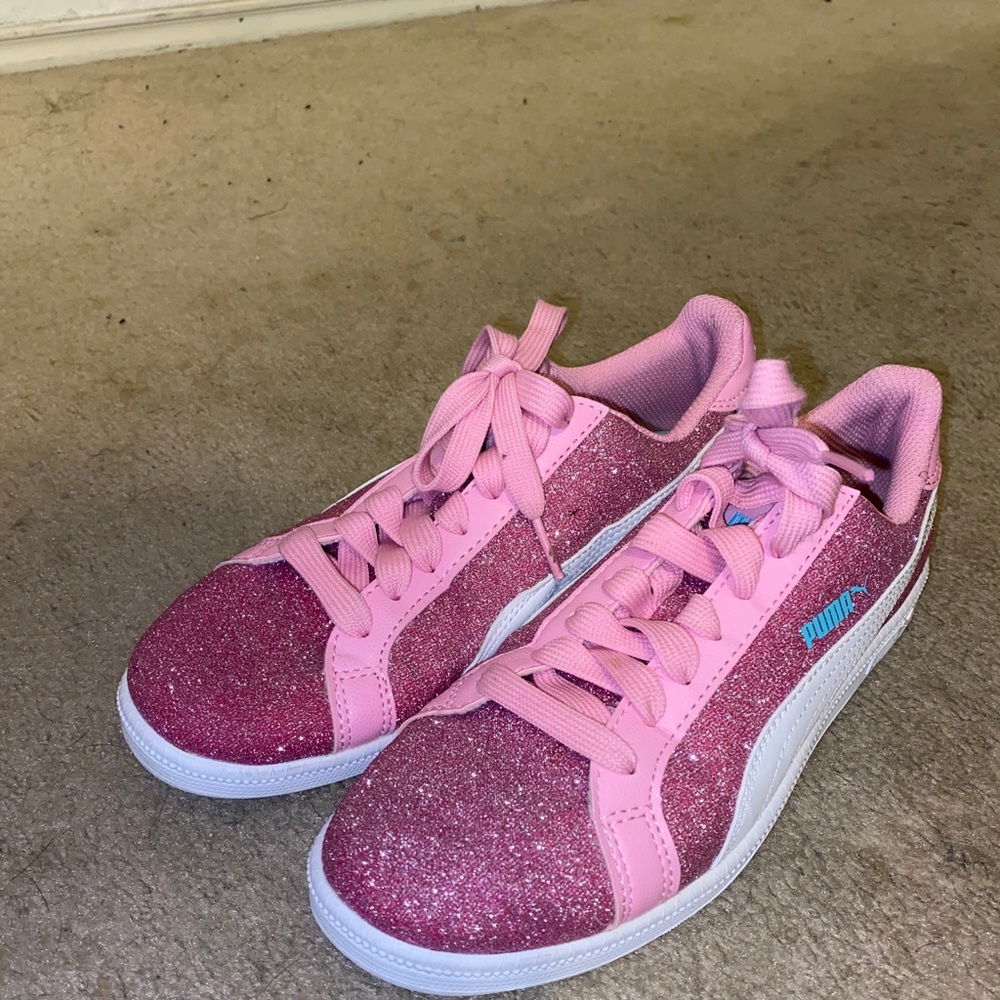 Pink glitter pumas